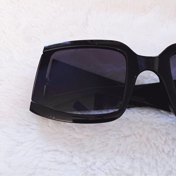 Fiona Black Oversized Rectangle Thick Sunglasses - Picture 3 of 12